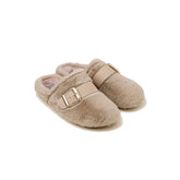 chinelo-pelo-senhora-bege-kela52-macarenas-lado